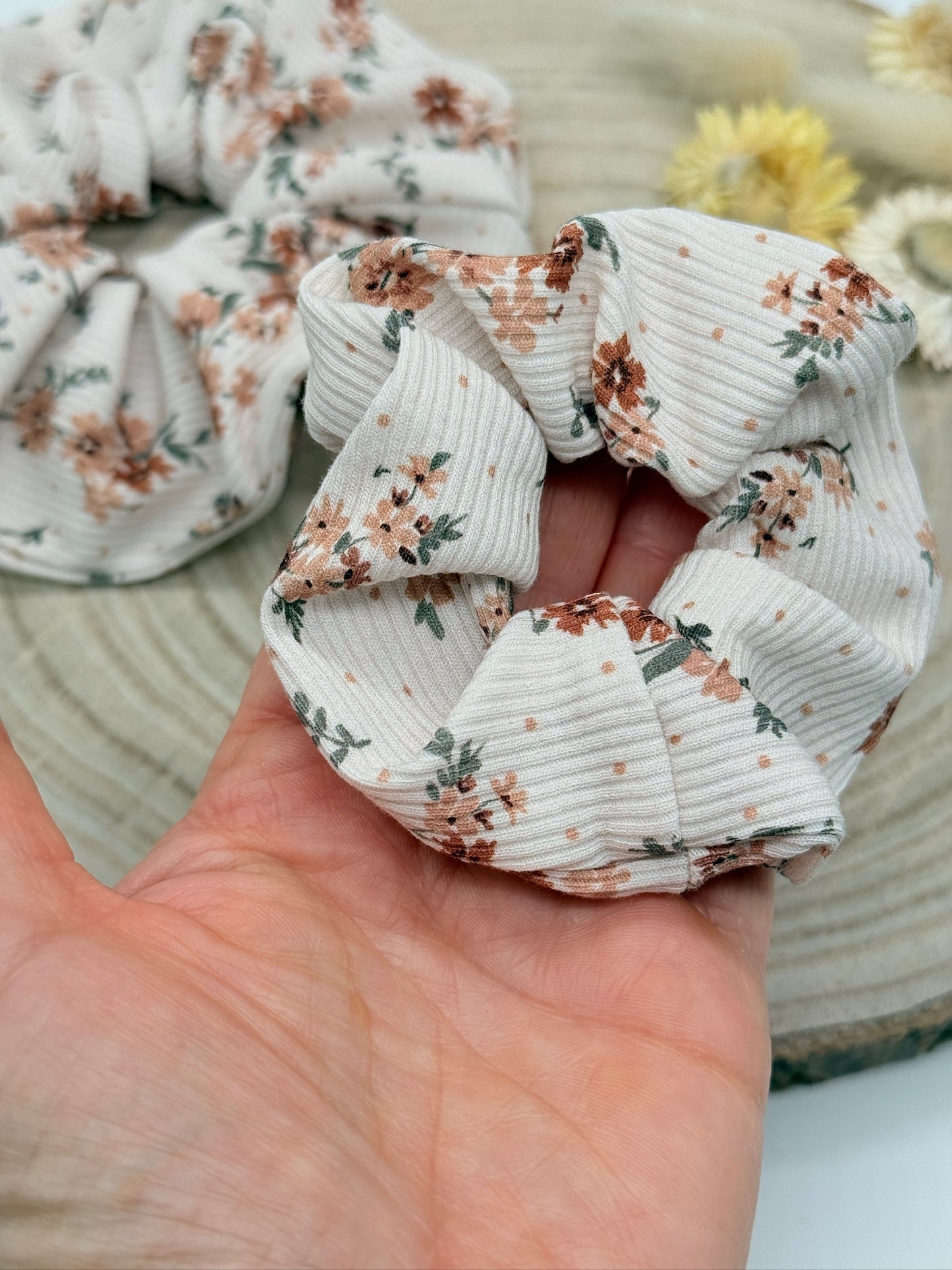 Ripp-Jersey Scrunchie Haargummi Streublumen weiß