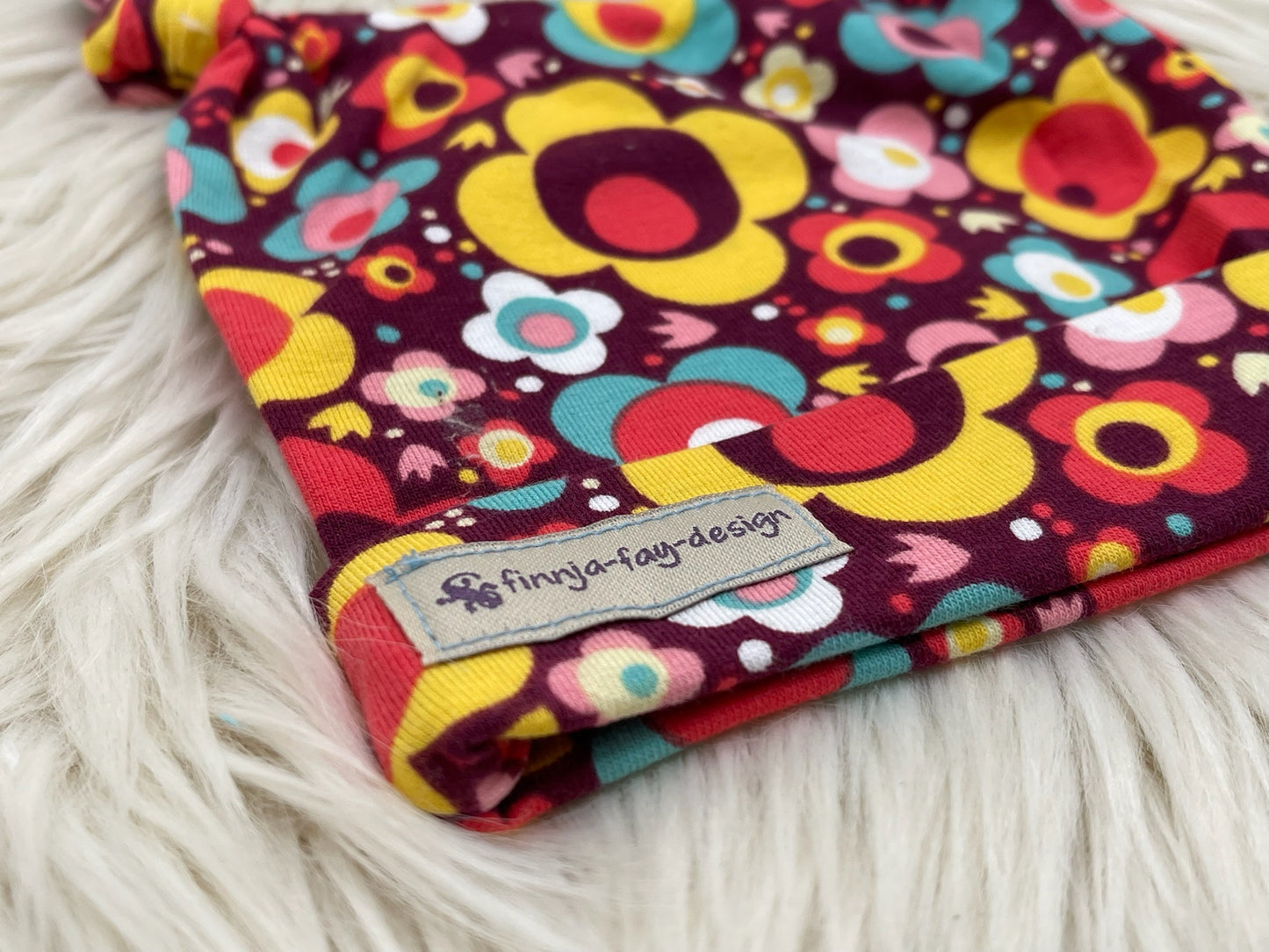 Babymütze mit Knoten – Braun mit Eulchen und Blumen Gr.56
