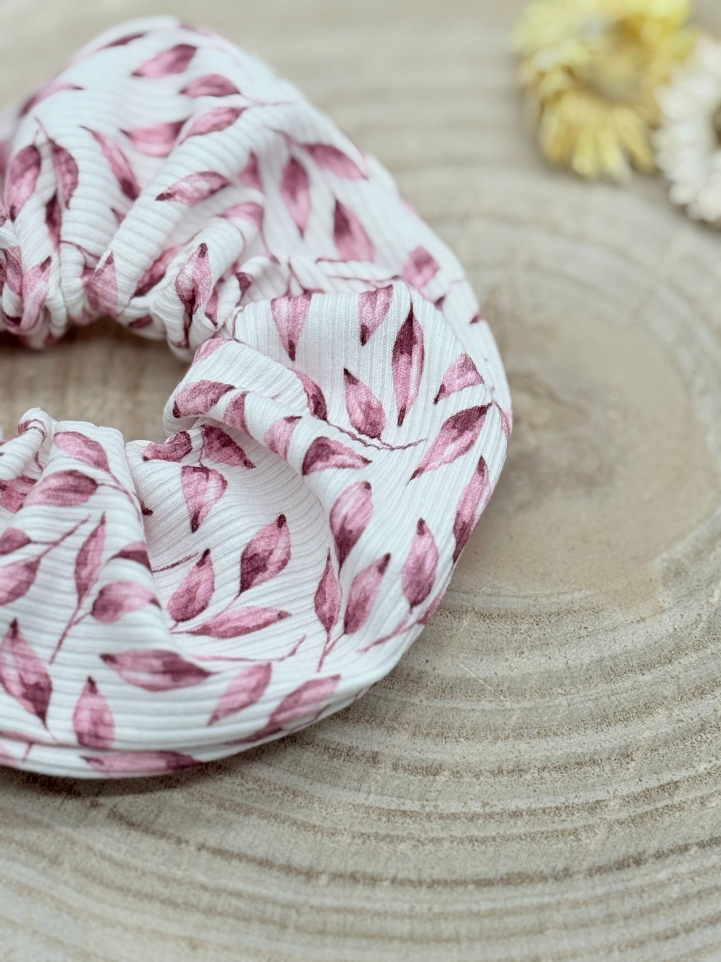 Ripp-Jersey Scrunchie rosa Blätter auf weiss