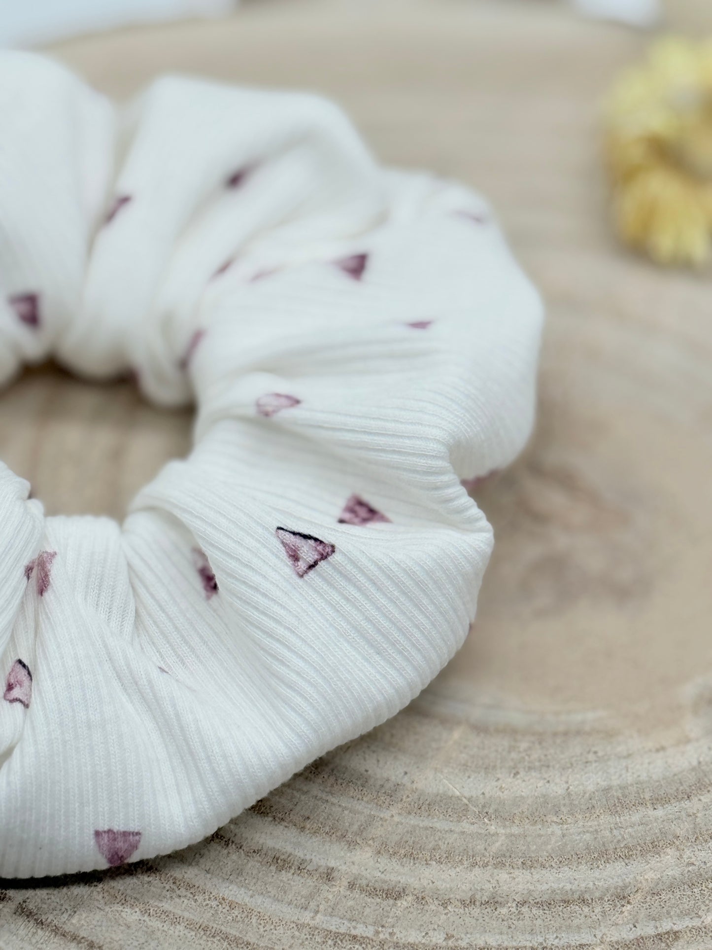 Ripp-Jersey Scrunchie rosa Dreiecke auf weiss