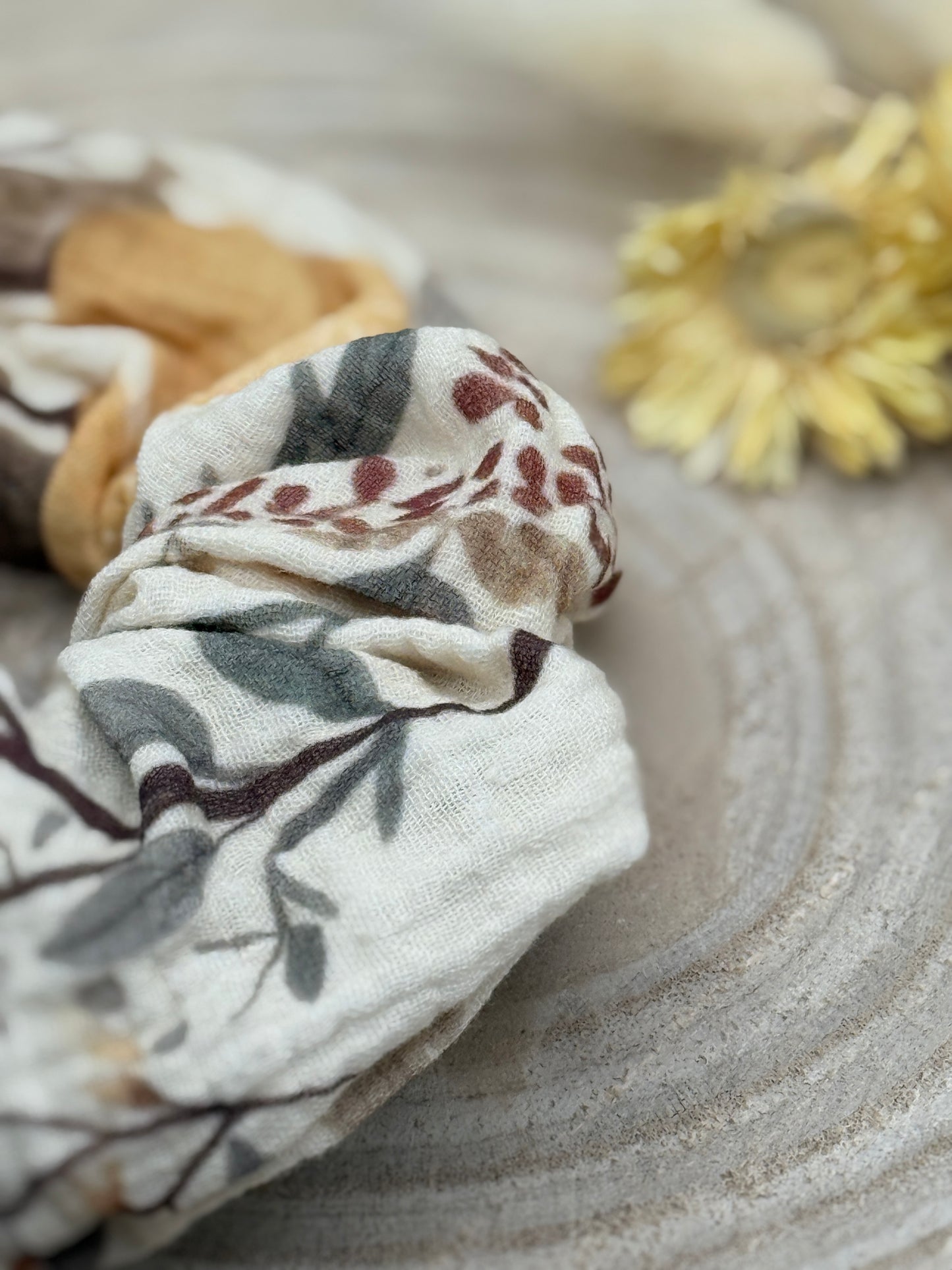 Musselin Scrunchie Haargummi Pilze beige