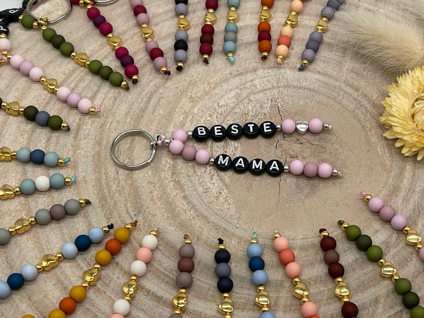 Schlüsselanhänger Taschenanhänger Anhänger Beste Mama mit schwarzen Buchstabenperlen