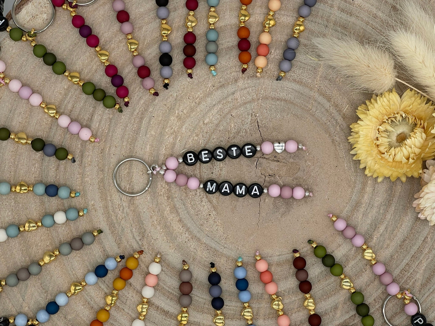 Schlüsselanhänger Taschenanhänger Anhänger Beste Mama mit schwarzen Buchstabenperlen