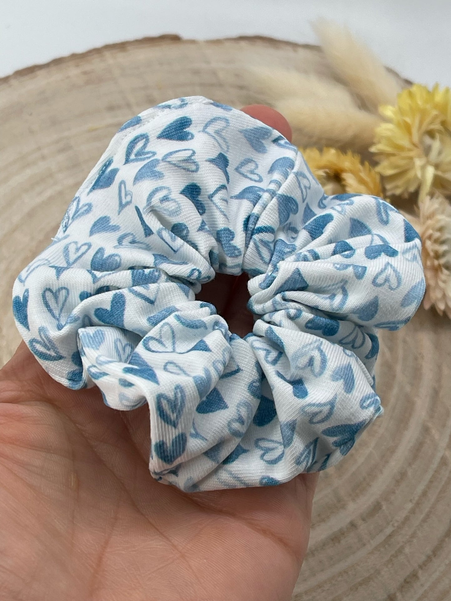 Jersey Scrunchie Haargummi blaue Herzen auf weiß