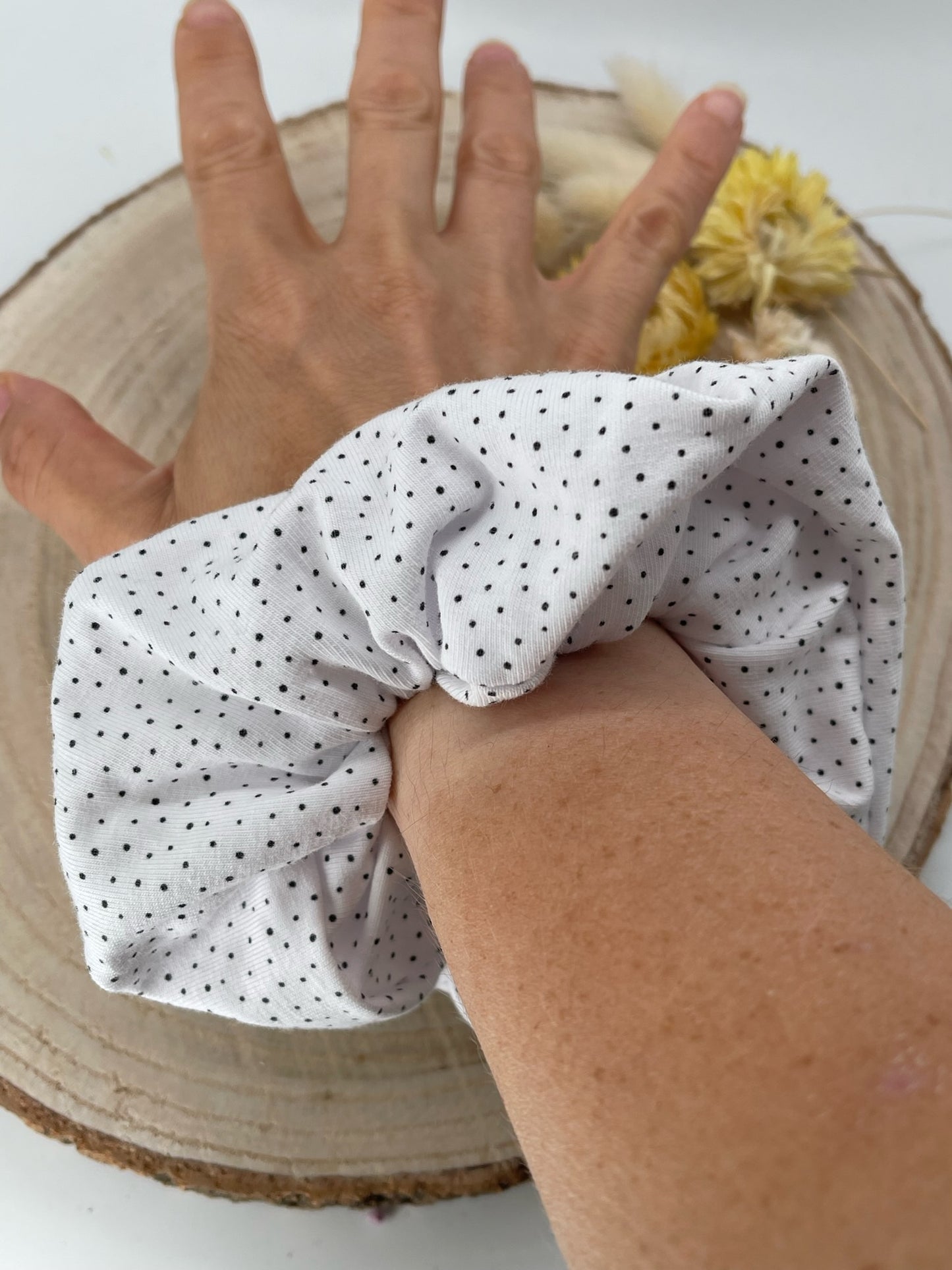 Jersey Scrunchie Haargummi schwarze Punkte auf weiß