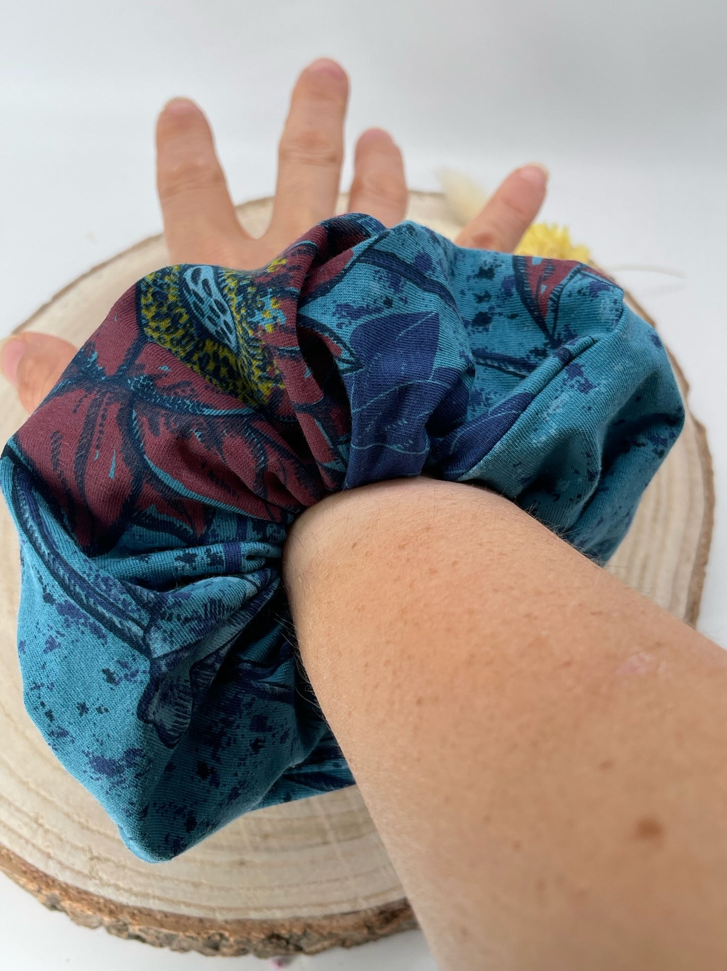 Jersey Scrunchie Haargummi blau mit roten Blumen