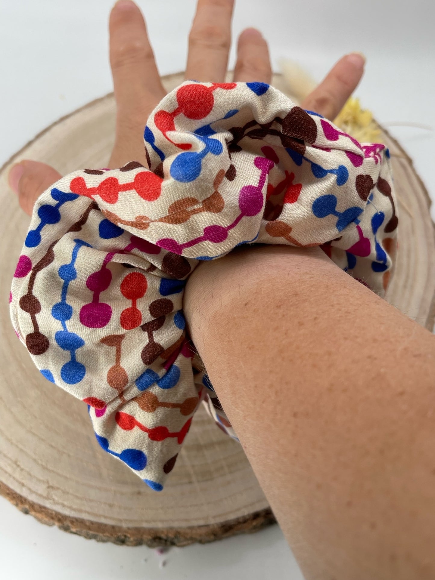 Modal Scrunchie Haargummi Retro bunte Punkte auf weiss