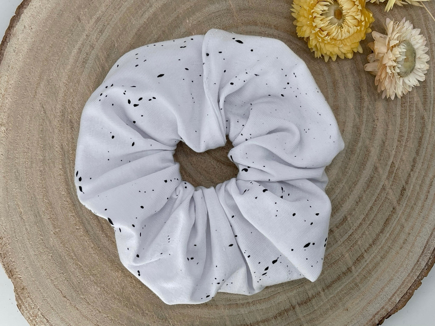 Scrunchie Haargummi elastisches Haarband Haarschmuck schwarze Tupfen auf weiß