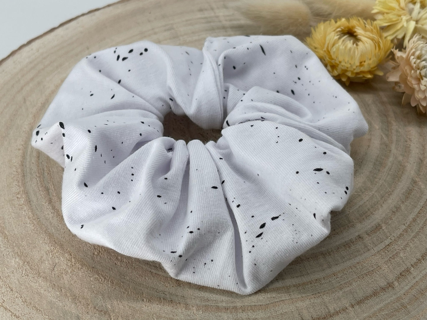 Scrunchie Haargummi elastisches Haarband Haarschmuck schwarze Tupfen auf weiß