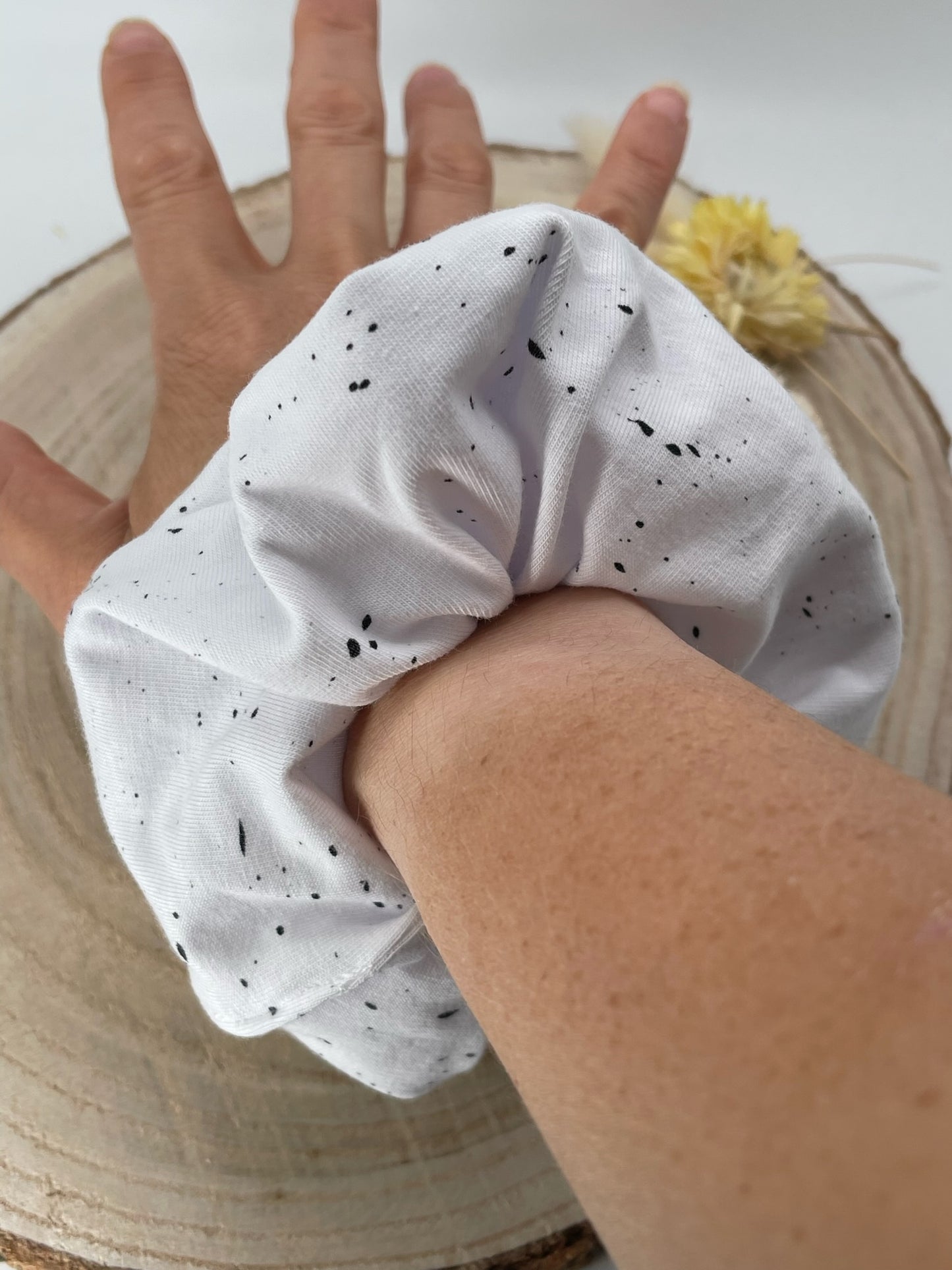 Scrunchie Haargummi elastisches Haarband Haarschmuck schwarze Tupfen auf weiß