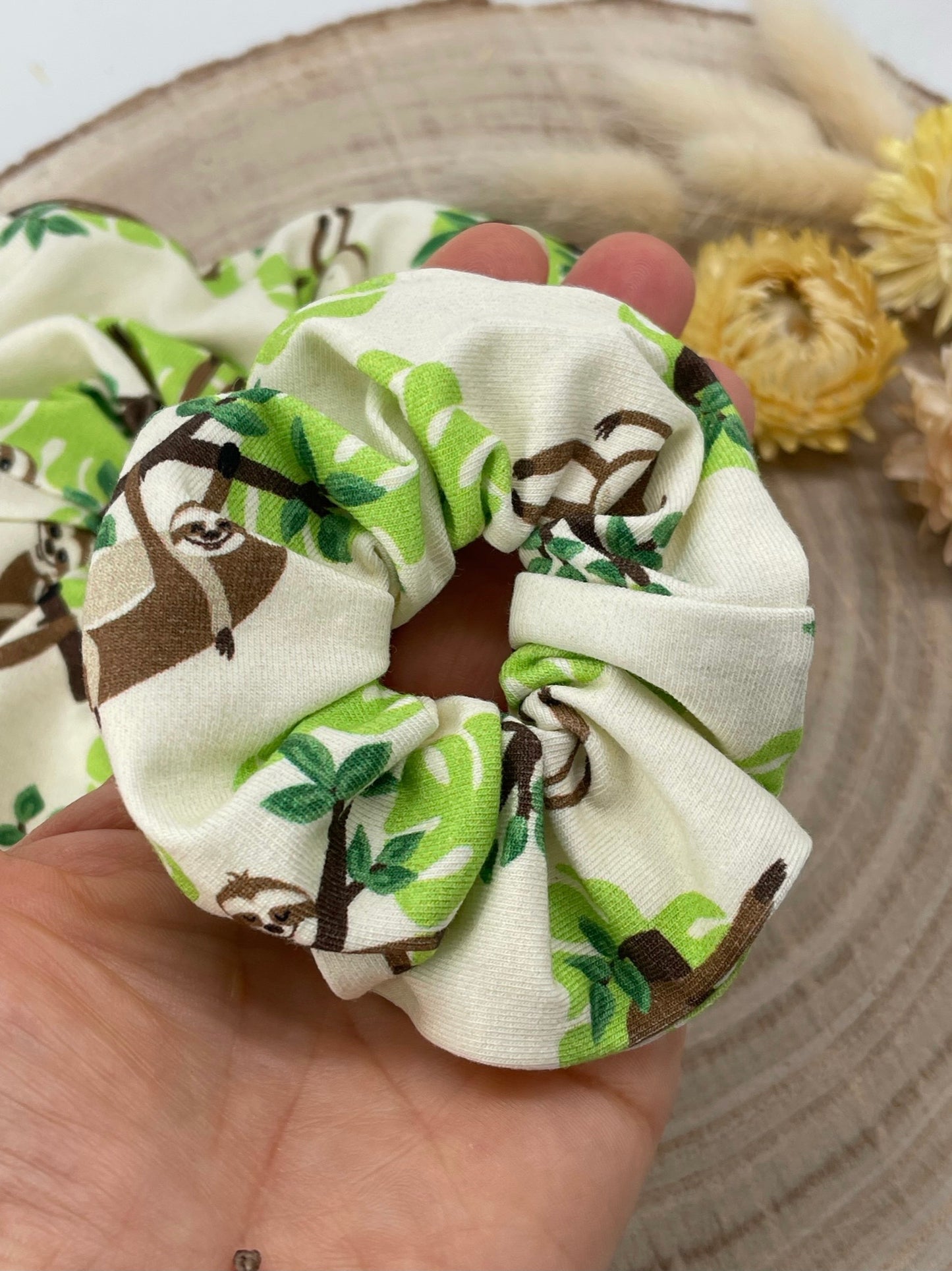 Scrunchie Haargummi Faultiere beige grün