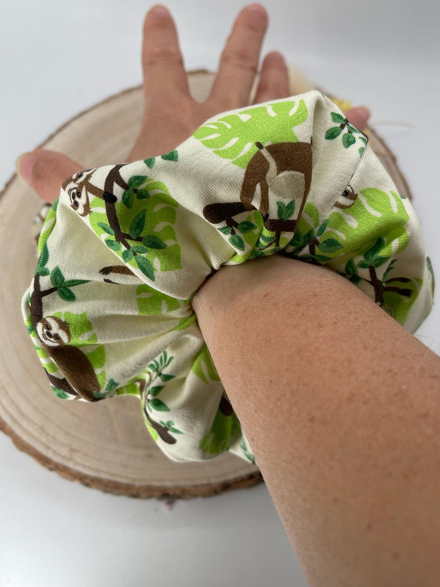 Jersey Scrunchie Haargummi Faultiere beige grün