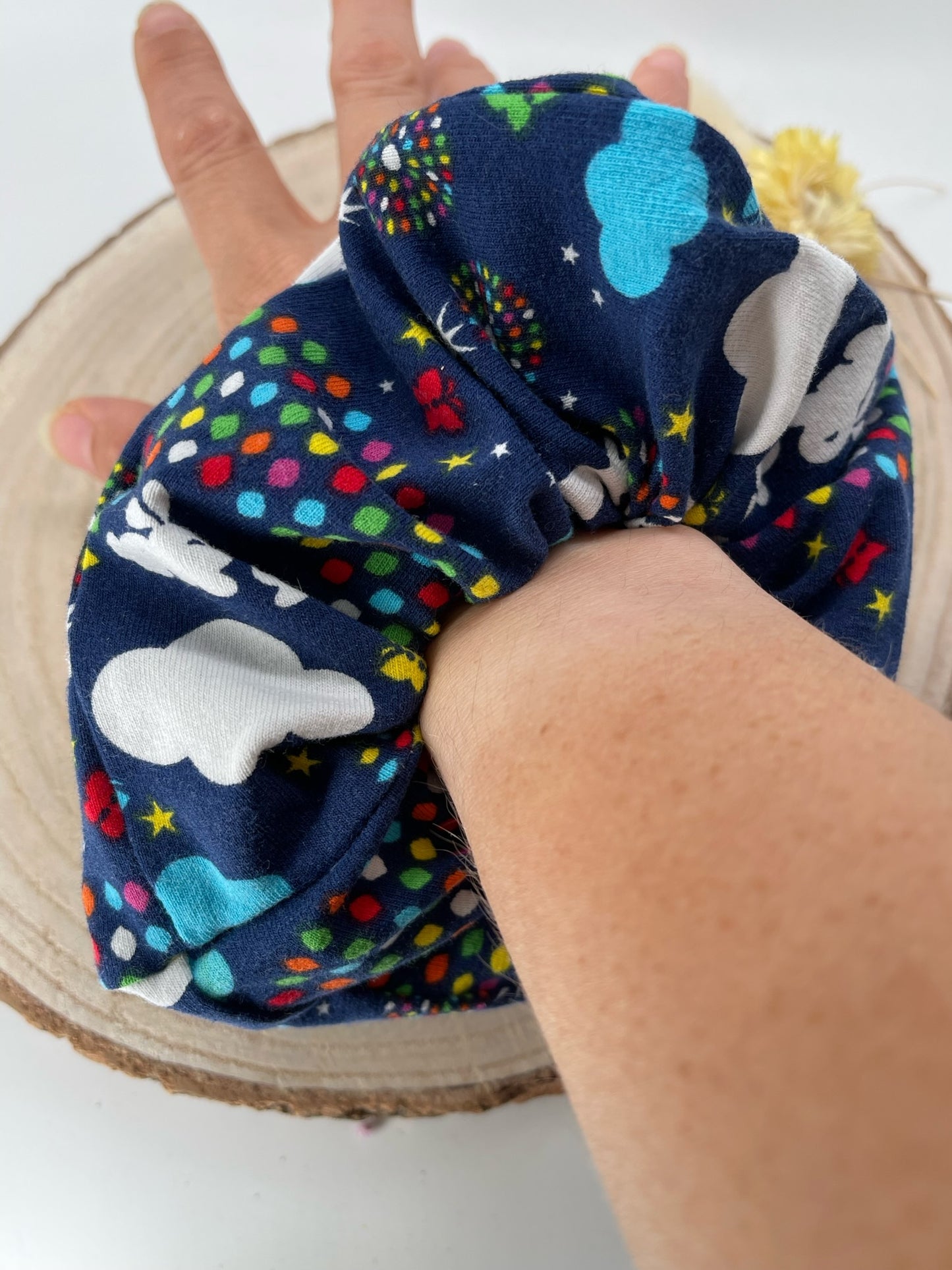 Jersey Scrunchie Haargummi bunte Traumwelt auf blau