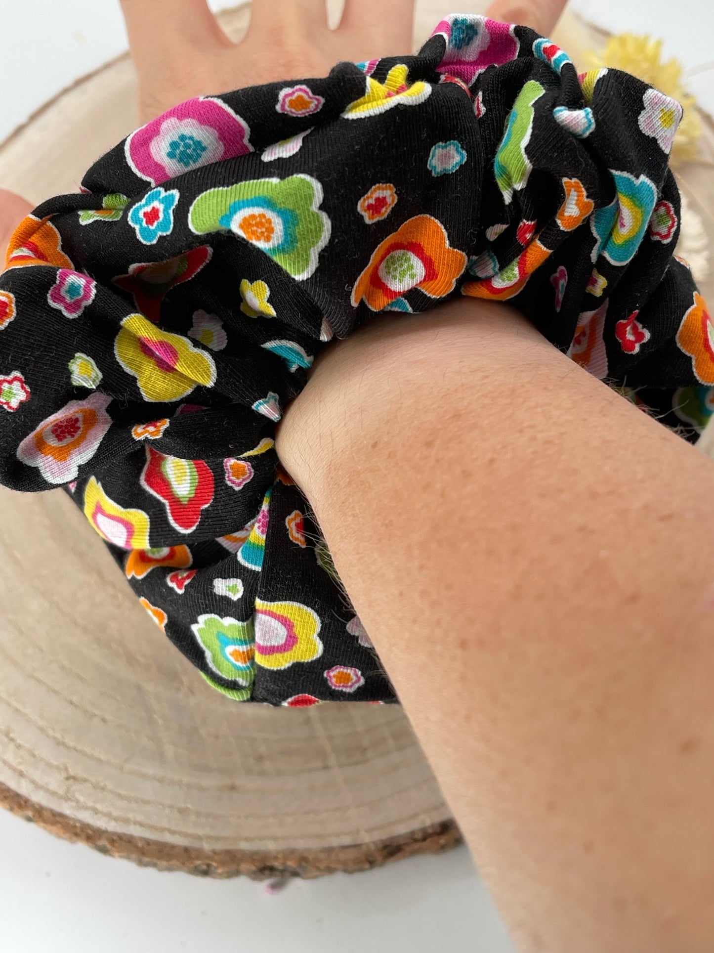 Jersey Scrunchie Haargummi bunte Blumen auf schwarz