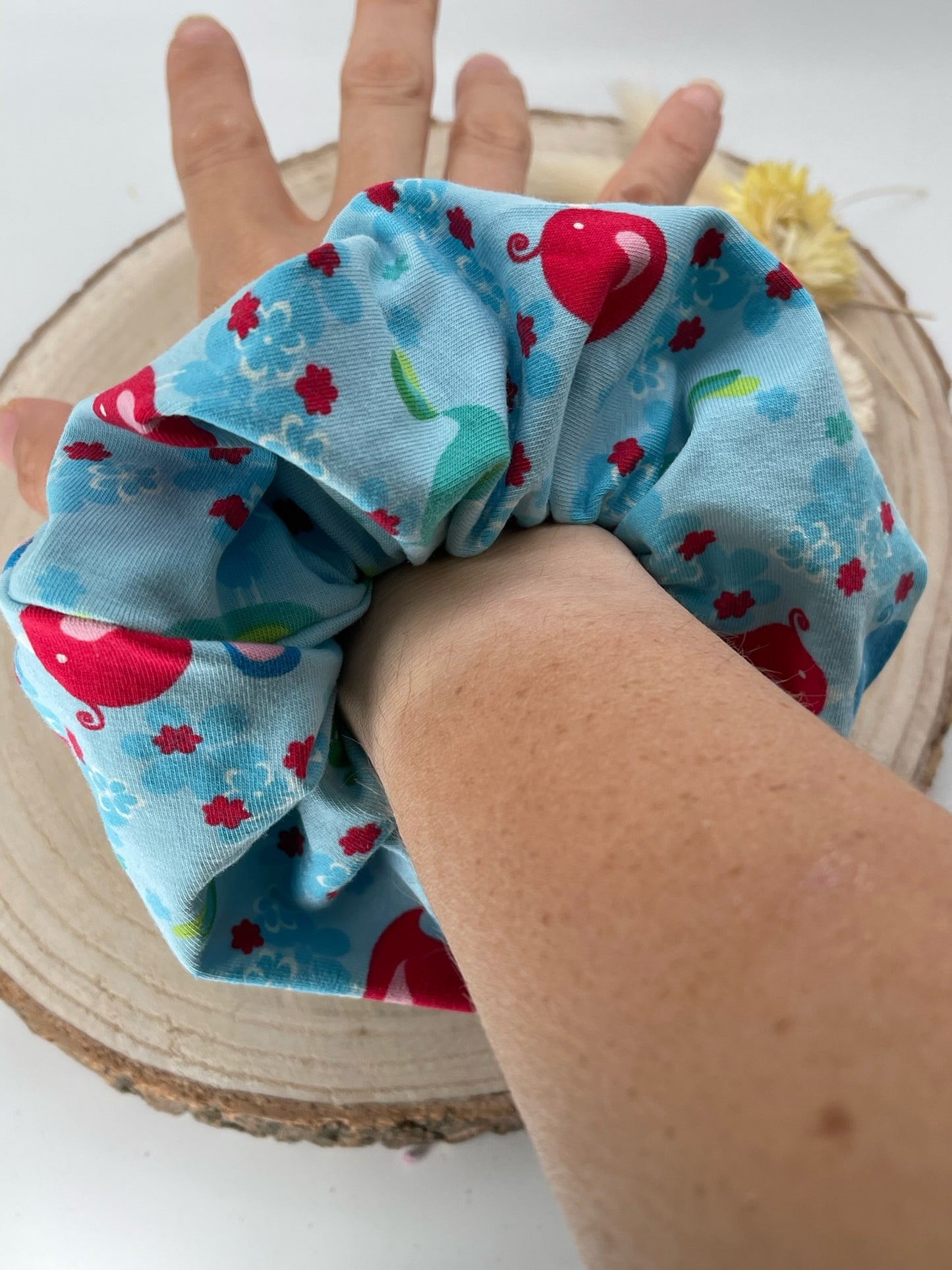Jersey Scrunchie Haargummi bunte Vögel auf blau