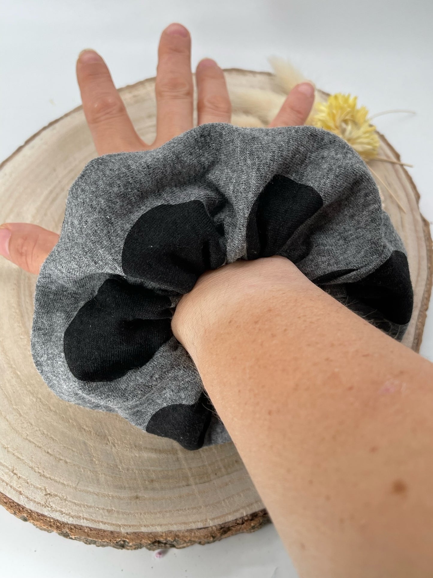 Jersey Scrunchie Haargummi grau mit schwarzen Punkten