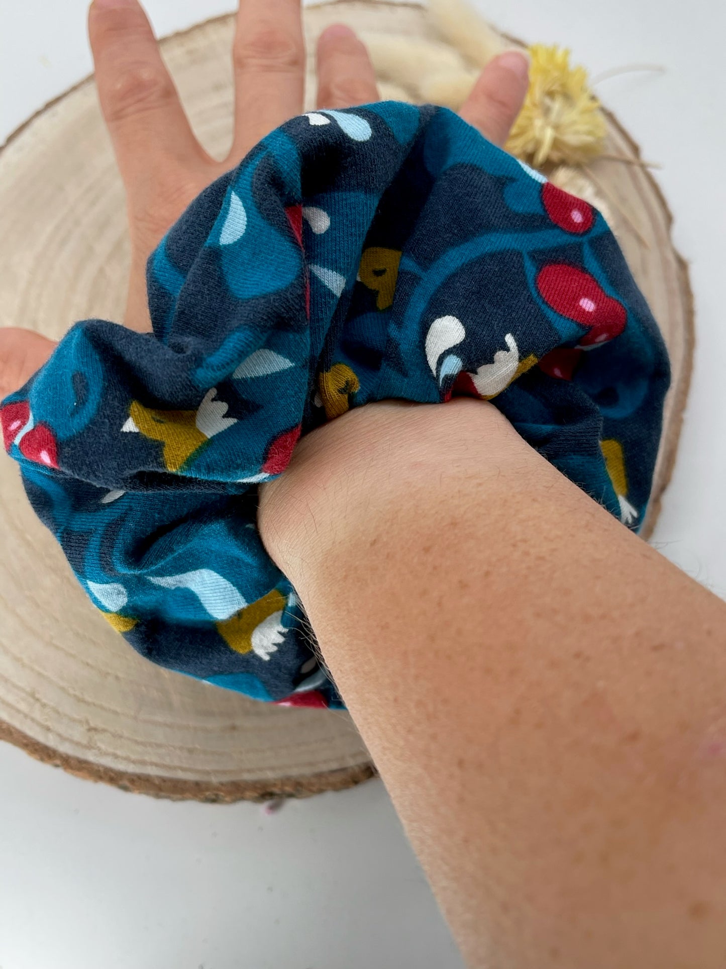 Jersey Scrunchie Haargummi Herbst Vögel auf blau