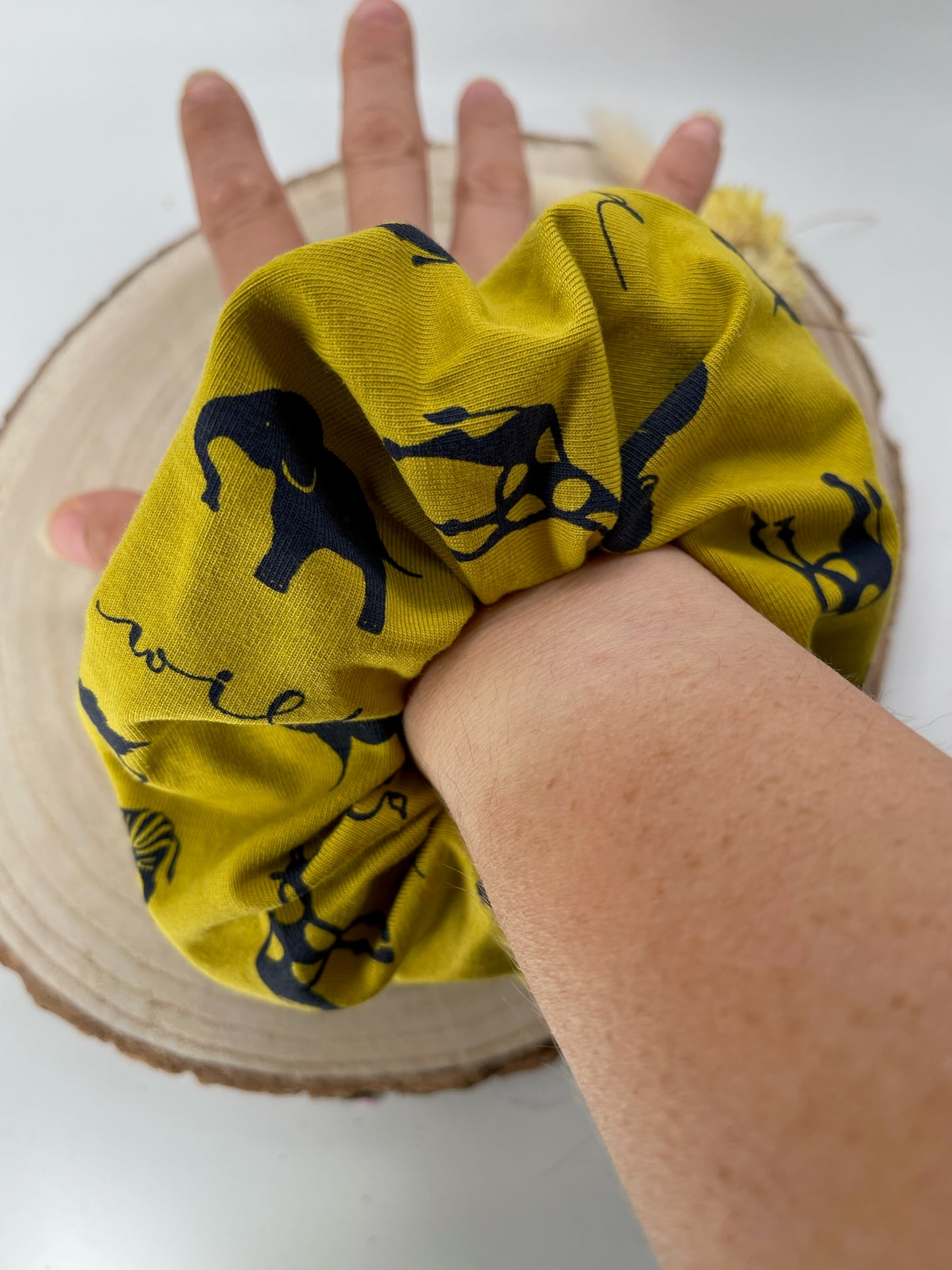 Jersey Scrunchie Haargummi wilde Tiere auf grün gelb