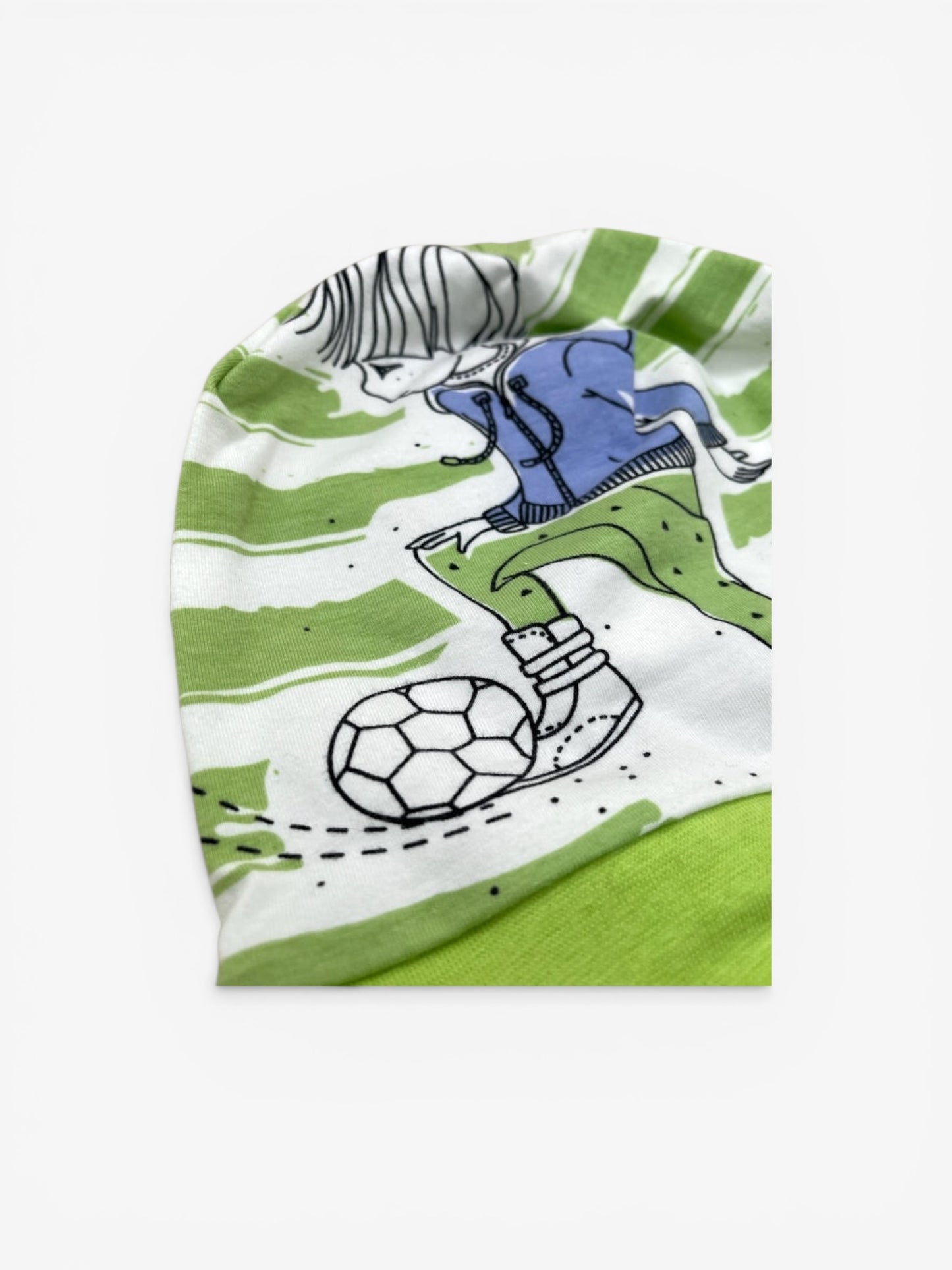 Beanie für Kinder mit Bund - Fußballspieler Motiv auf Grün
