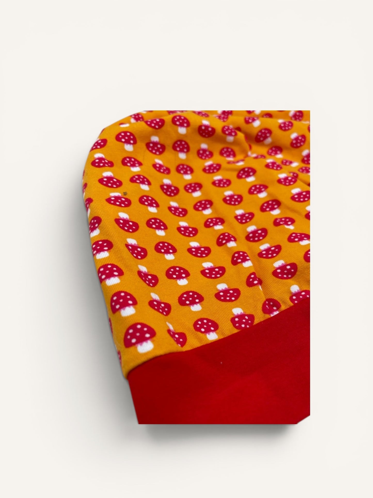 Beanie für Kinder mit Bund - Pilze Motiv auf orange