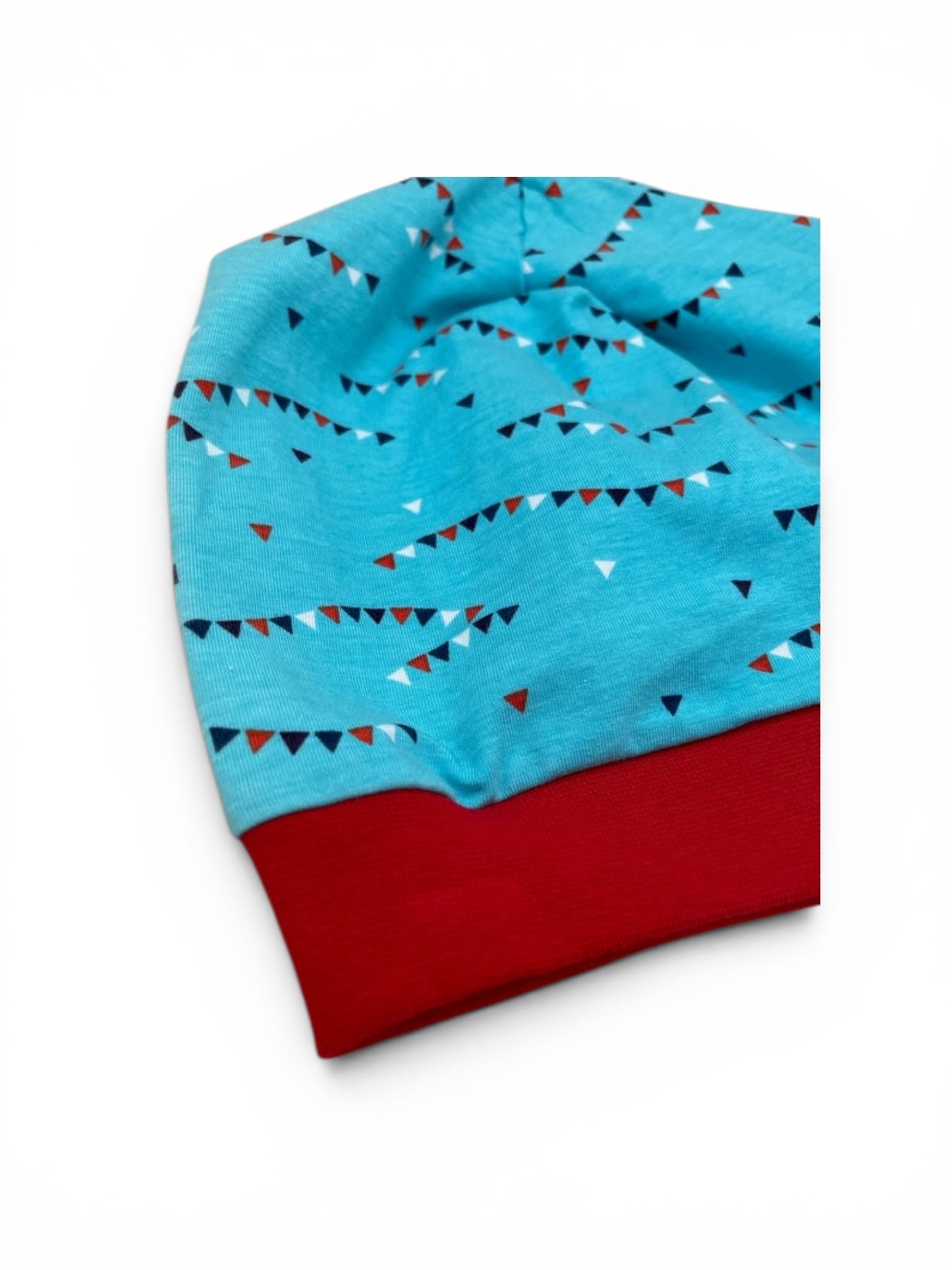 Beanie für Kinder mit Bund - Wimpelketten Motiv auf blau