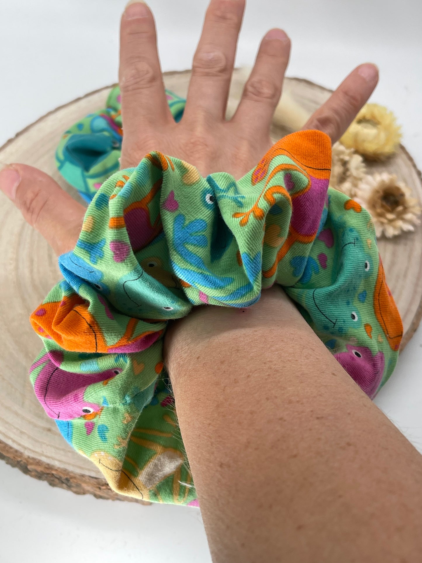 Jersey Scrunchie Haargummi bunte Frösche auf grün