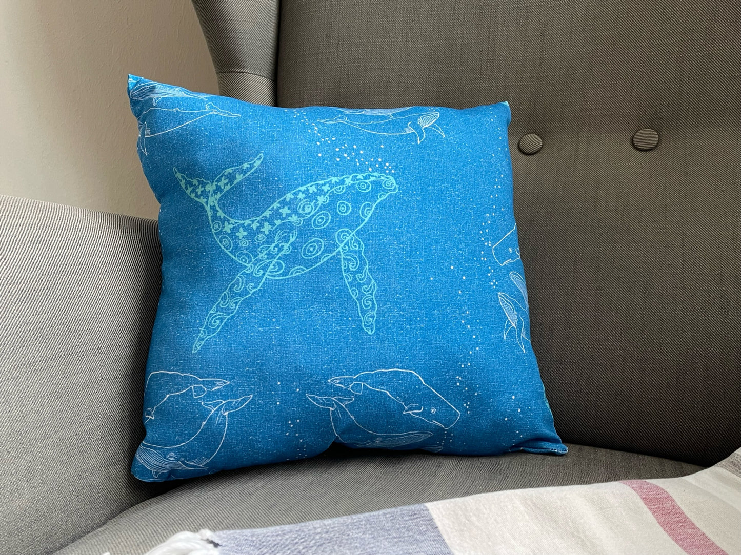 Handgemachtes weiches gemütliches Kissen Kuschelkissen Dekokissen Reisekissen blau mit Wale