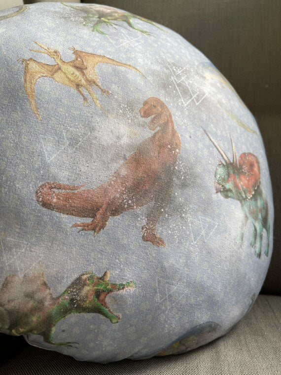 Weiches gemütliches Kissen Kuschelkissen Dekokissen Reisekissen mit Dinosaurier Motiv in grau