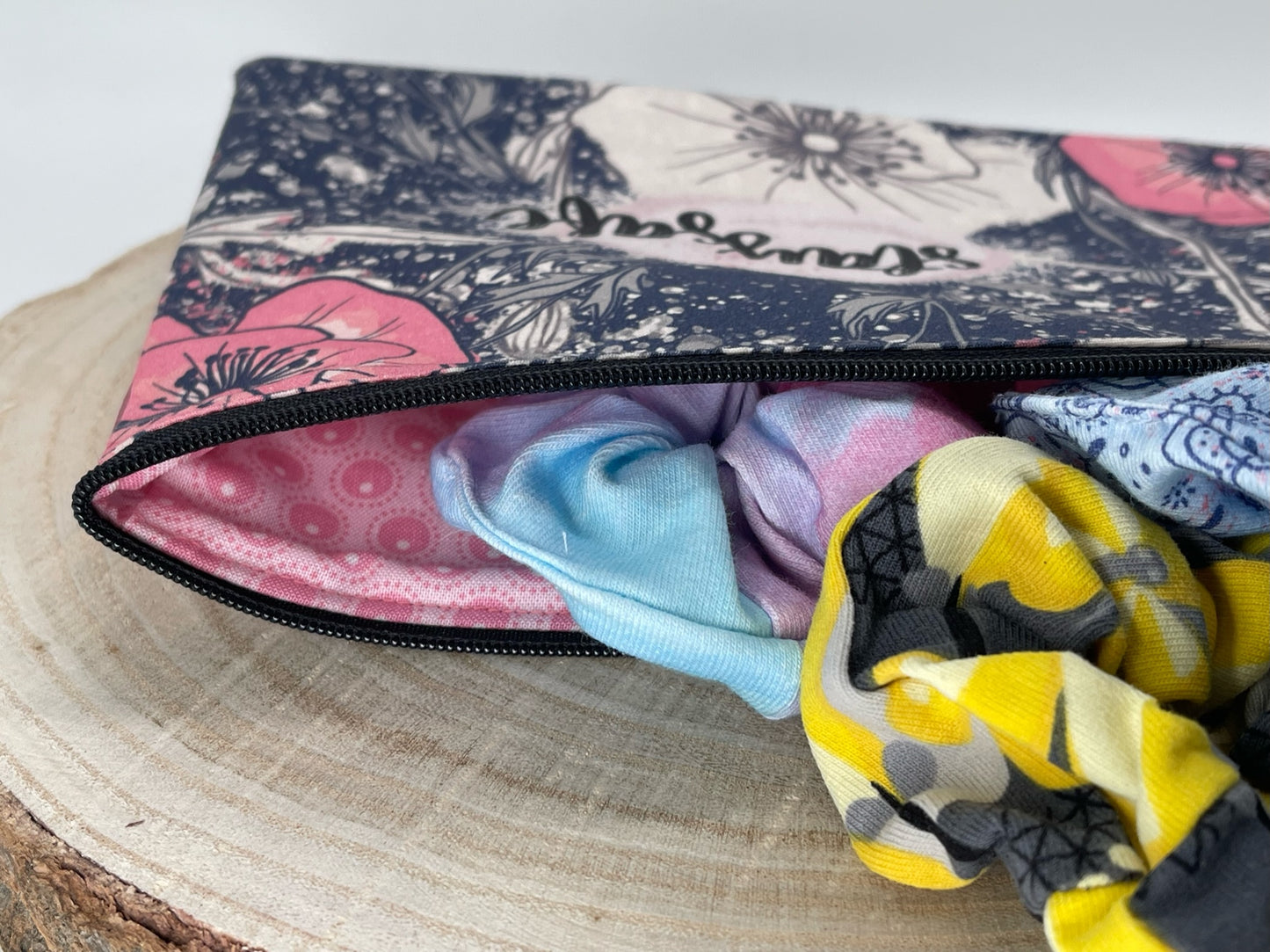 Stylische Federtasche Stifttasche Mäppchen Kosmetik kleine Tasche stay safe blau mit Blumen