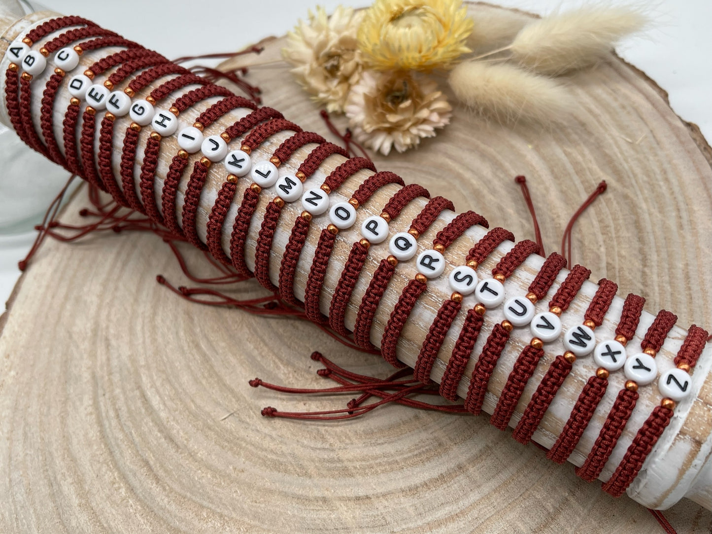 Personalisiertes Initialenarmband Namesarmband Freundschaftsarmband Makramee Buchstaben Armband ABC Rotbraun