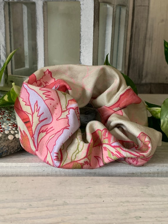 Modal Scrunchie Haargummi große Blüten Rosa beige