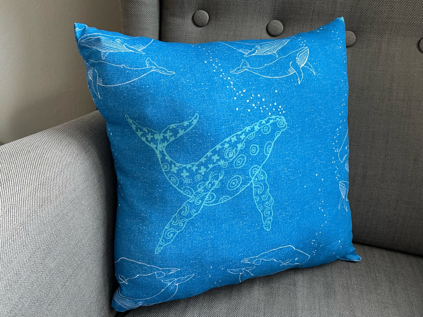 Handgemachtes weiches gemütliches Kissen Kuschelkissen Dekokissen Reisekissen blau mit Wale