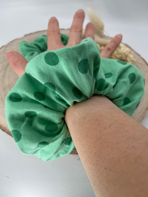 Jersey Scrunchie Haargummi grün mit Punkte