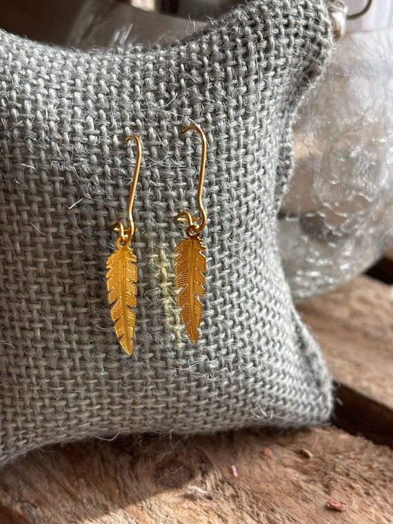 Ohrring kleine Feder goldfarben