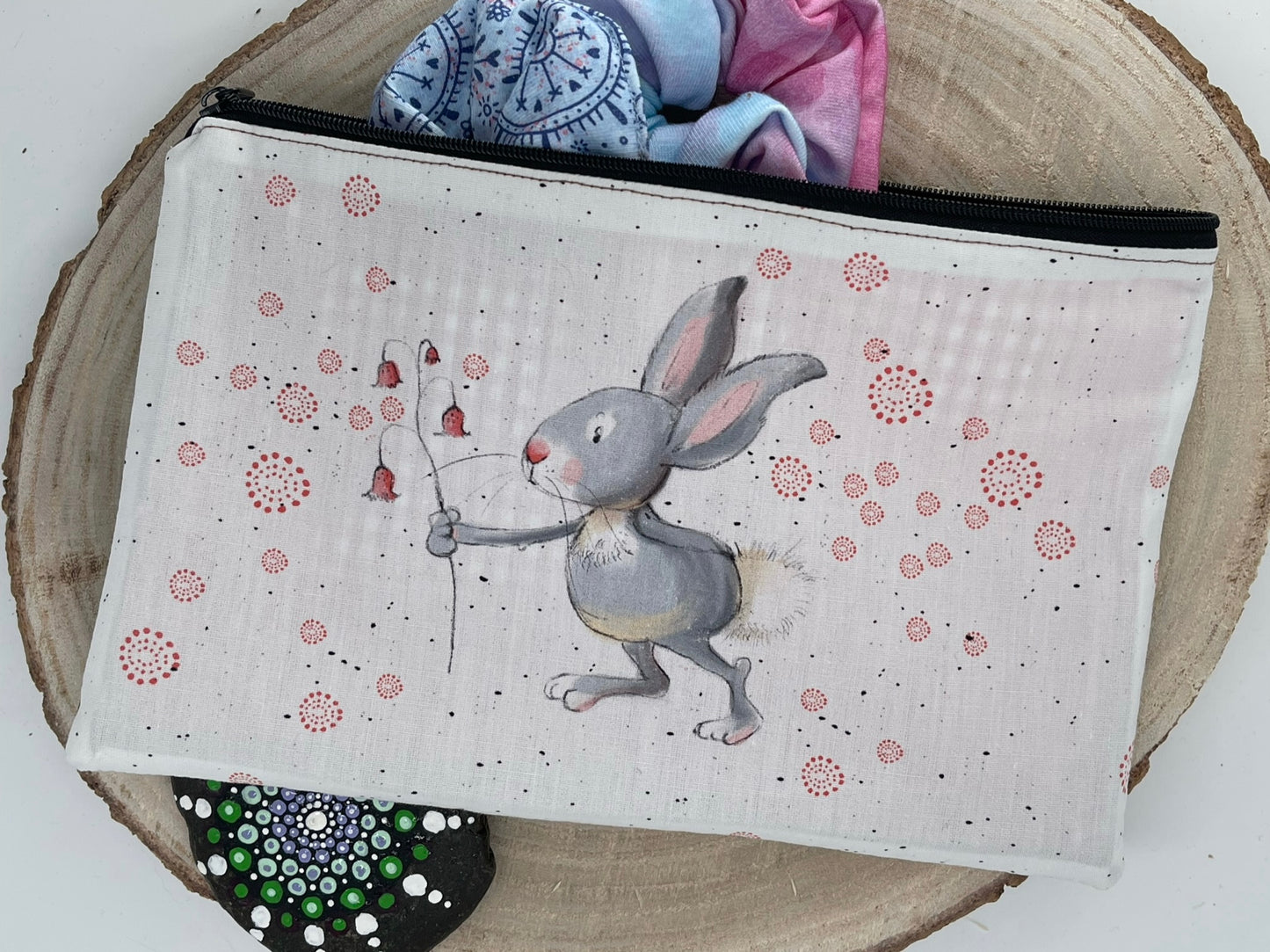 Stylische Federtasche Stifttasche Blumen Hase weiss