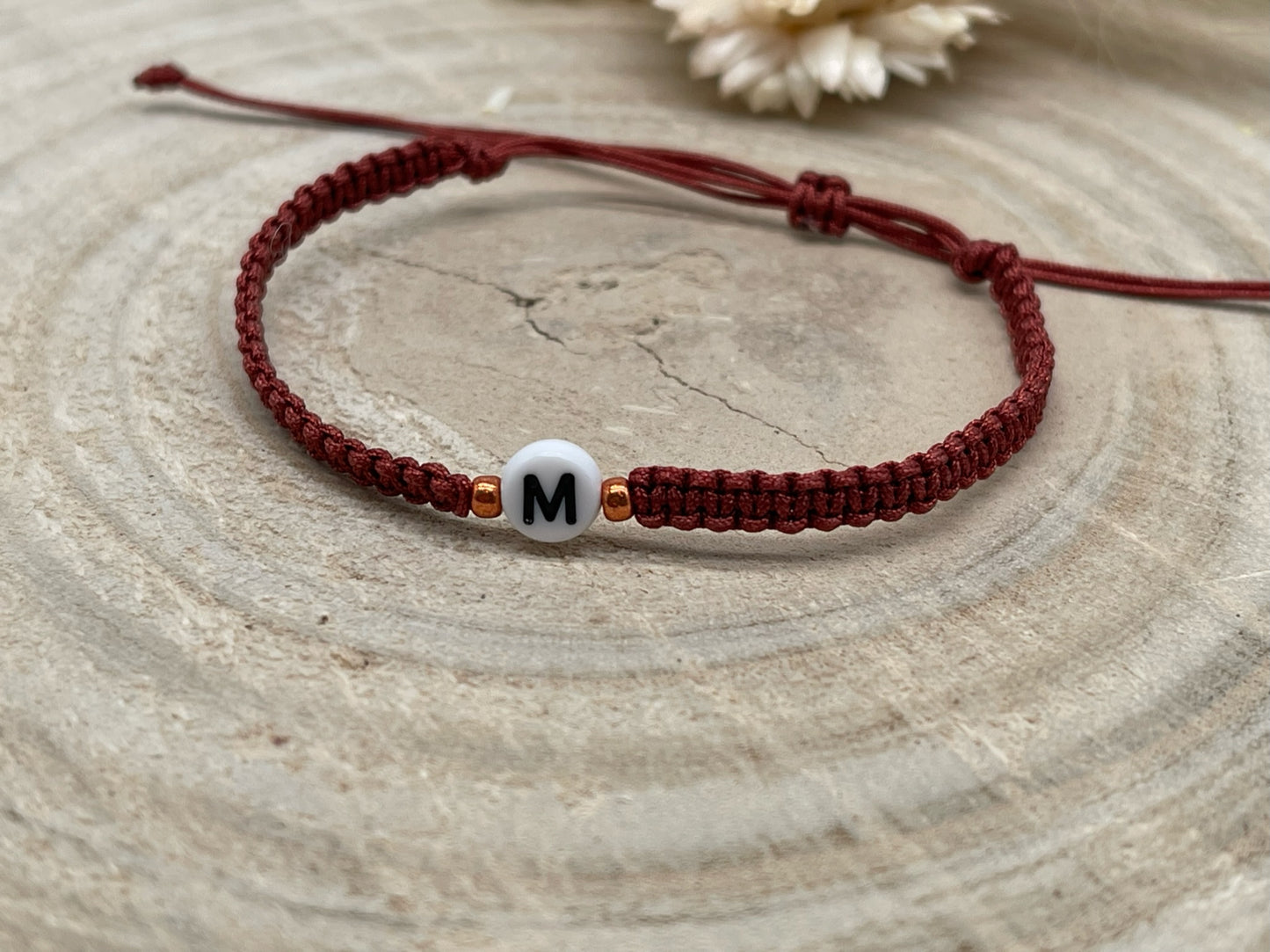 Personalisiertes Initialenarmband Namesarmband Freundschaftsarmband Makramee Buchstaben Armband ABC Rotbraun