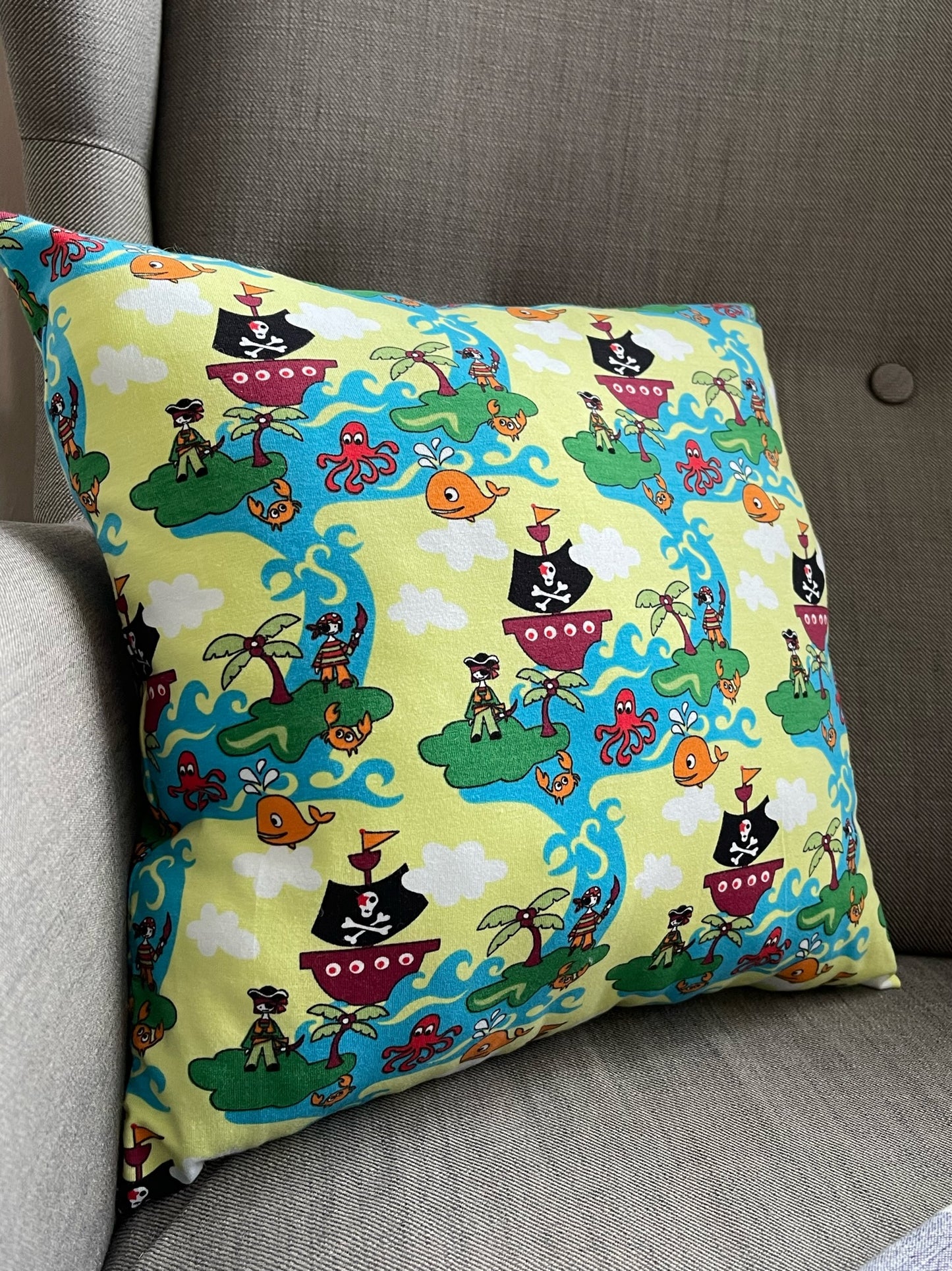 Weiches gemütliches Kissen Kuschelkissen Dekokissen Reisekissen mit Piraten Welt Motiv