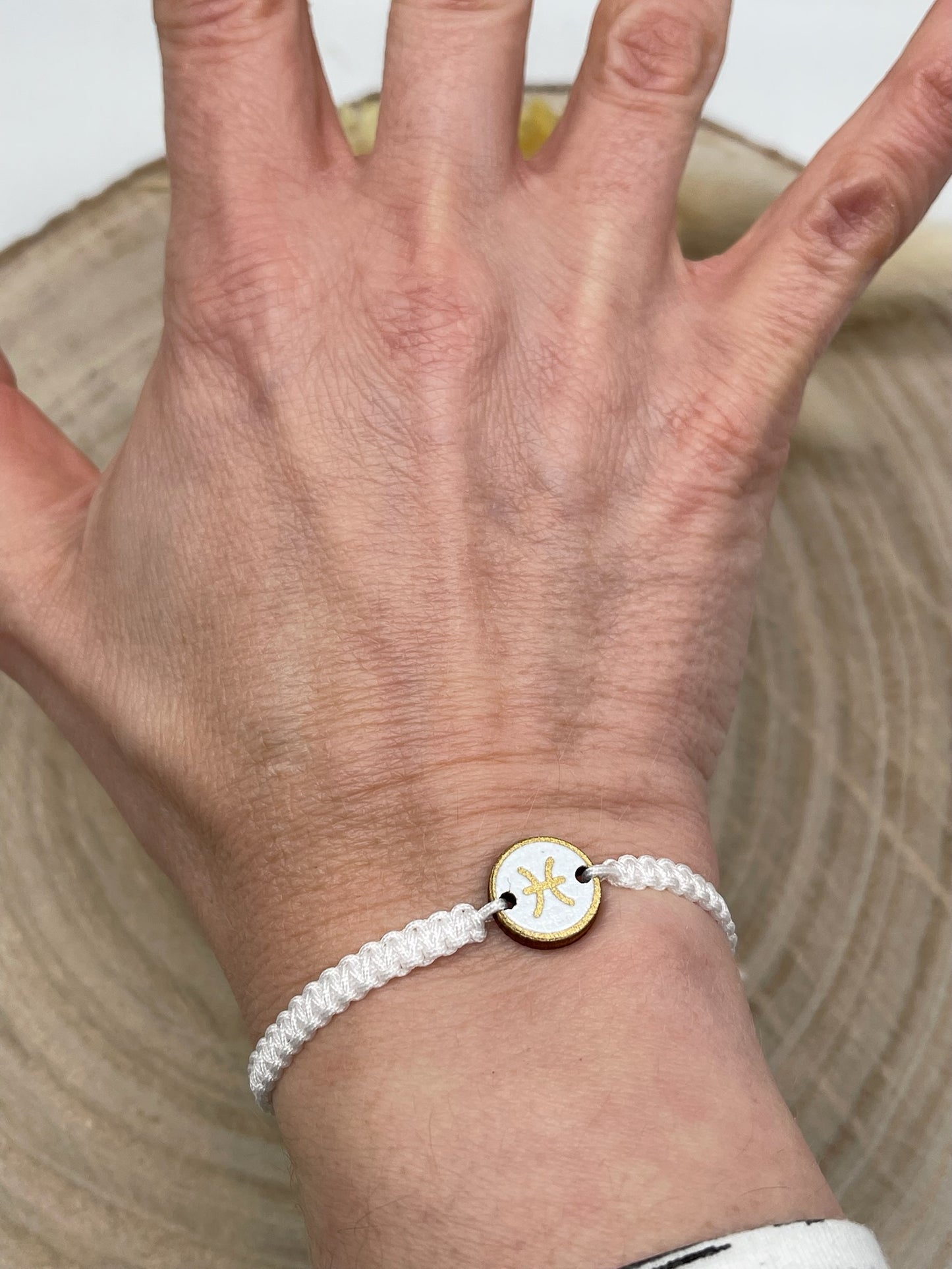 Makramee Armband Freundschaftsarmband Schmuck Boho Hippie weiß mit Holz Sternzeichen