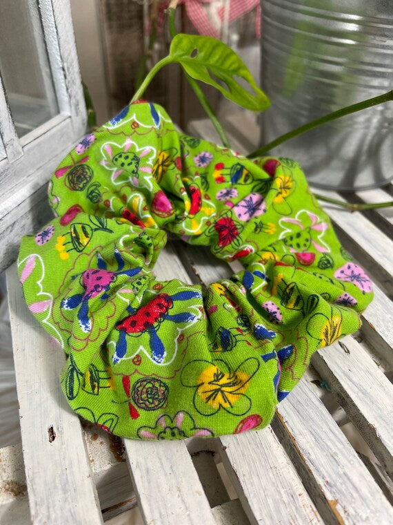 Jersey Scrunchie Haargummi bunte Blumen auf grün