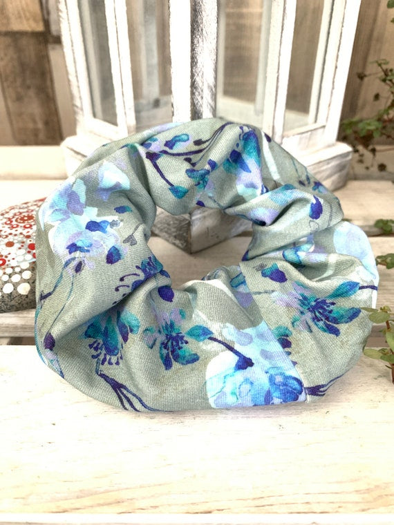 Scrunchie Haargummi blaue Blumen Grau