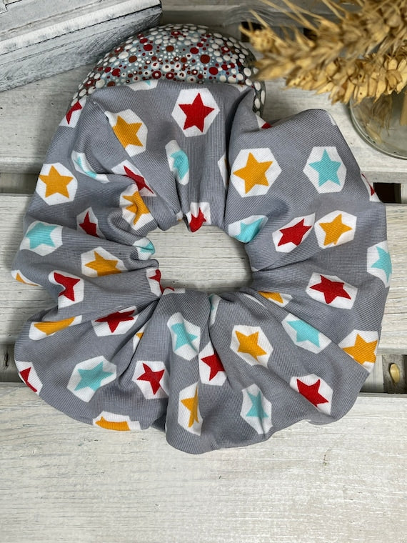 Scrunchie Haargummi bunte Sterne auf grau