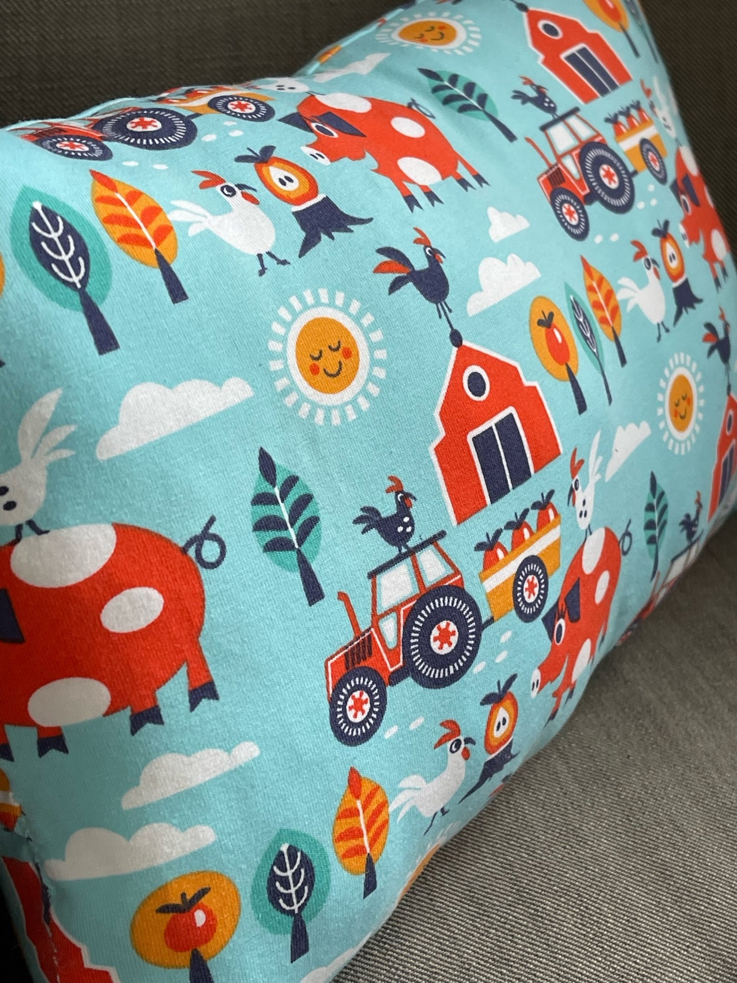 Weiches gemütliches Kissen Kuschelkissen Dekokissen Reisekissen mit Bauernhof Motiv blau