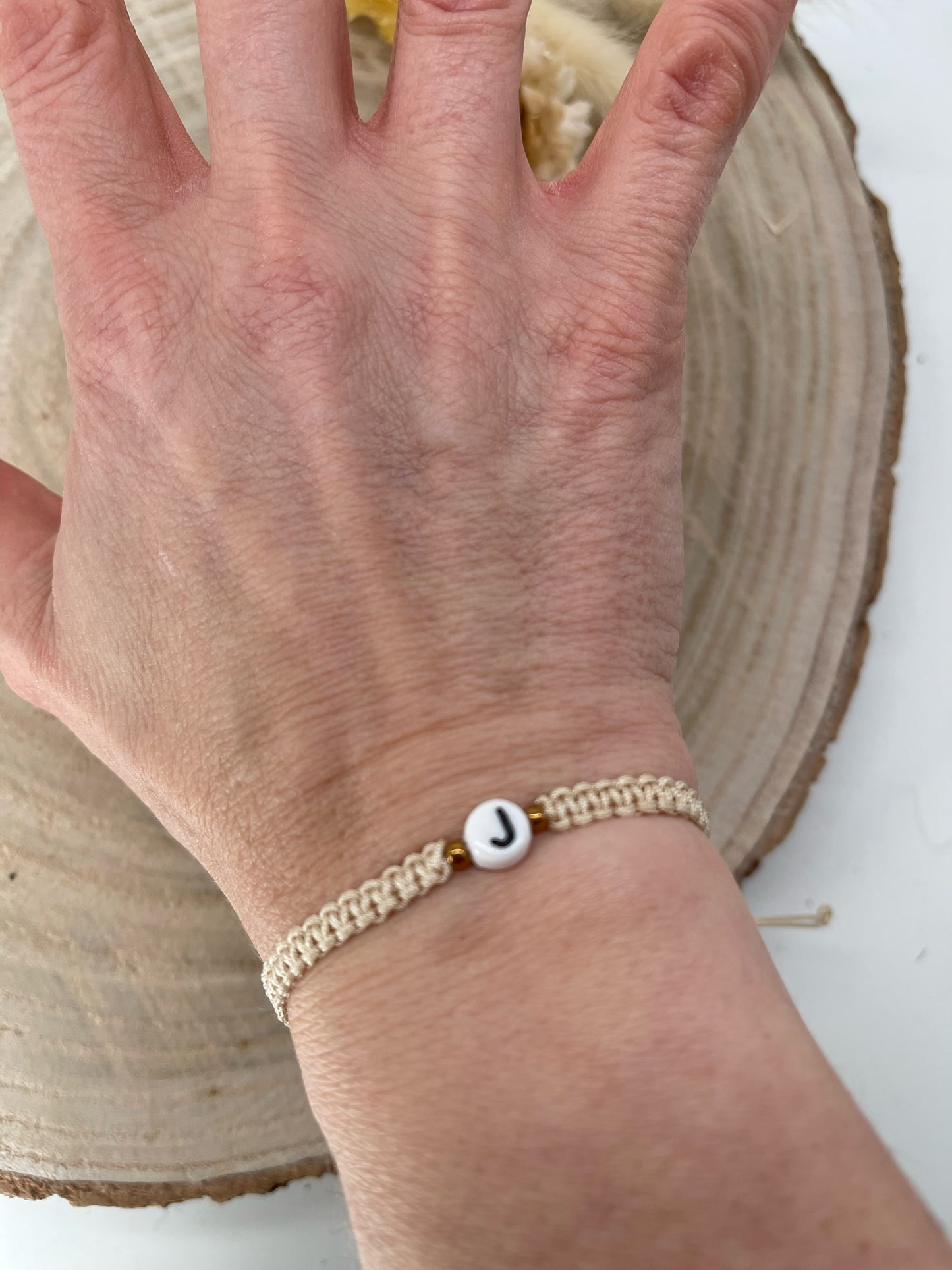 Personalisiertes Initialenarmband Namesarmband Freundschaftsarmband Makramee Buchstaben Armband ABC Beige