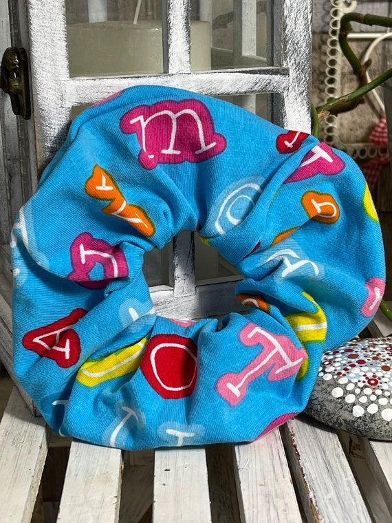 Jersey Scrunchie Haargummi buntes Alphabet auf blau