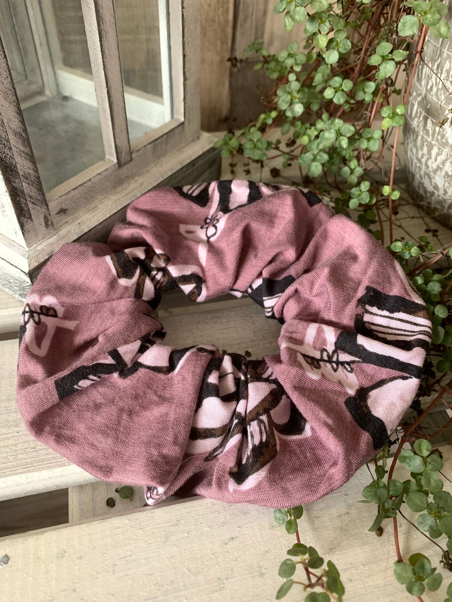 Modal Scrunchie Haargummi Blüten auf rosa lila