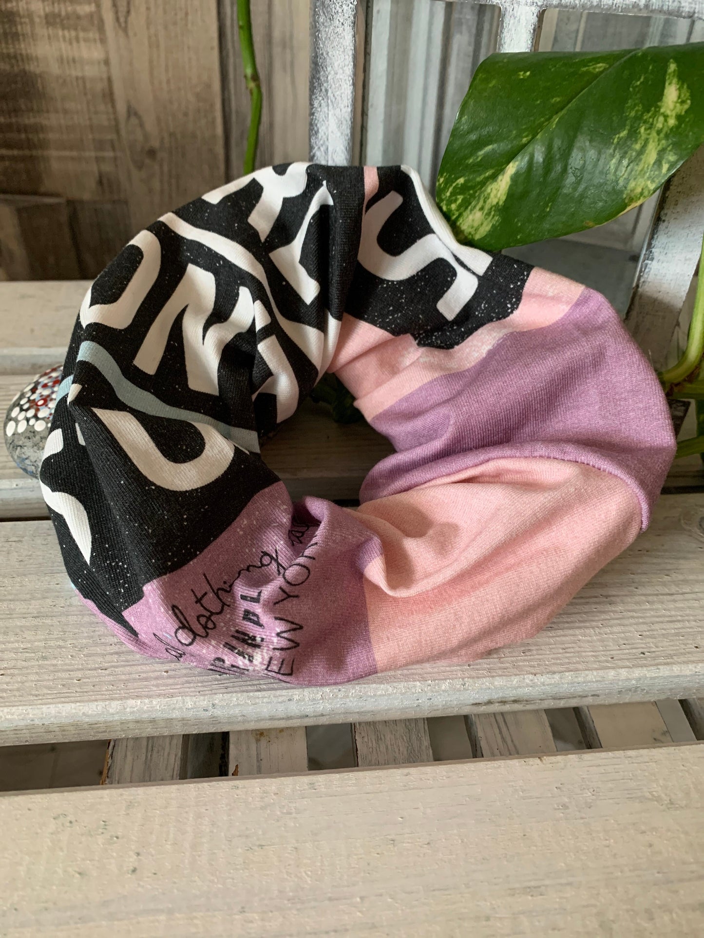 Jersey Scrunchie Haargummi street Art auf rosa