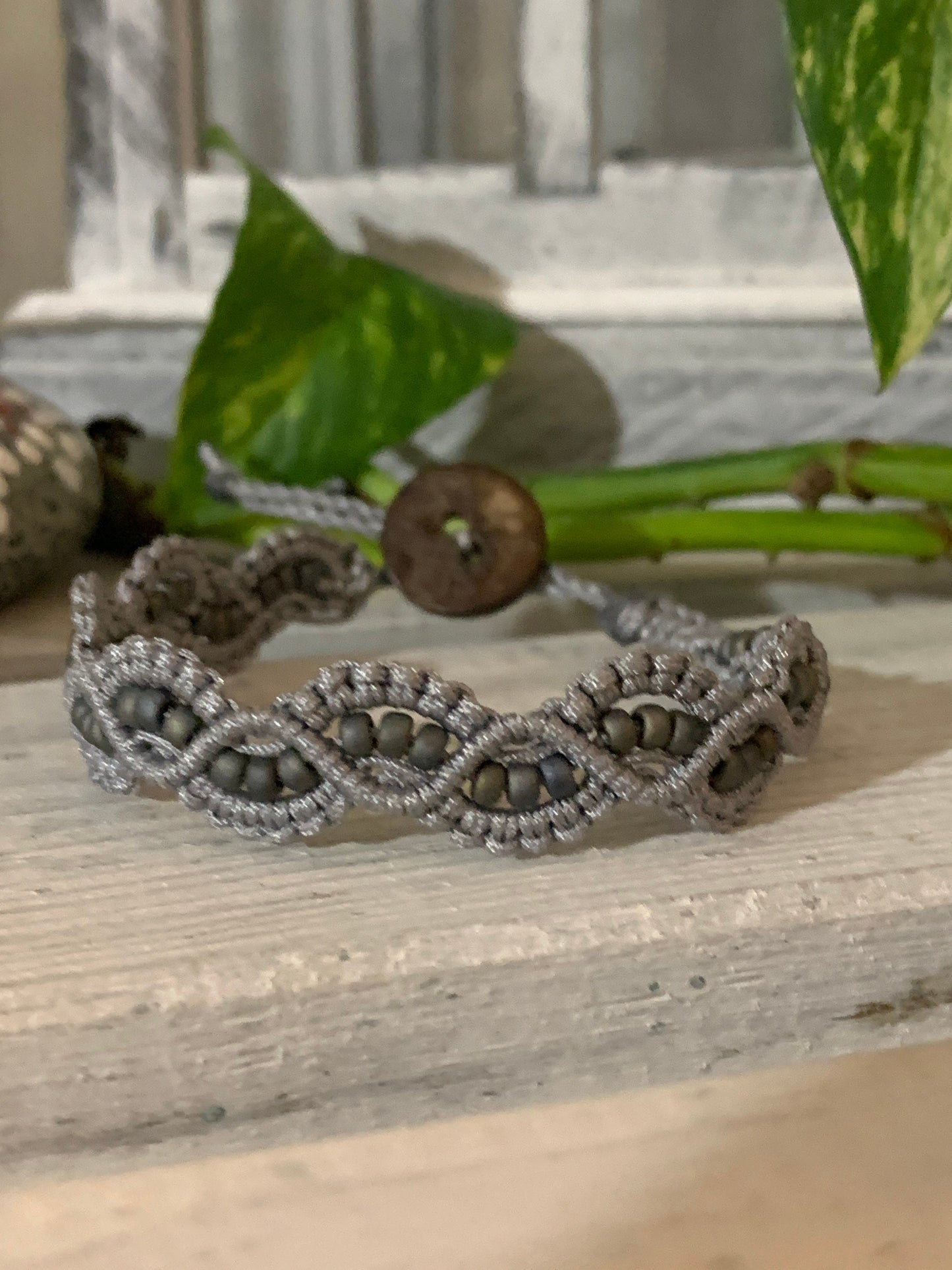 Makrameearmband Freundschaftsarmband Schmuck Armband Boho Hippie Perlen-Welle mit grauen Perlen