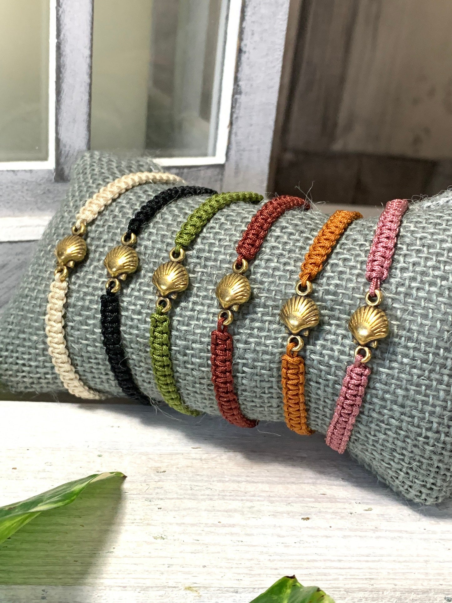 Makrameearmband Freundschaftsarmband Schmuck Armband mit goldfarbenes Edelstahl Anhänger kleine Muschel