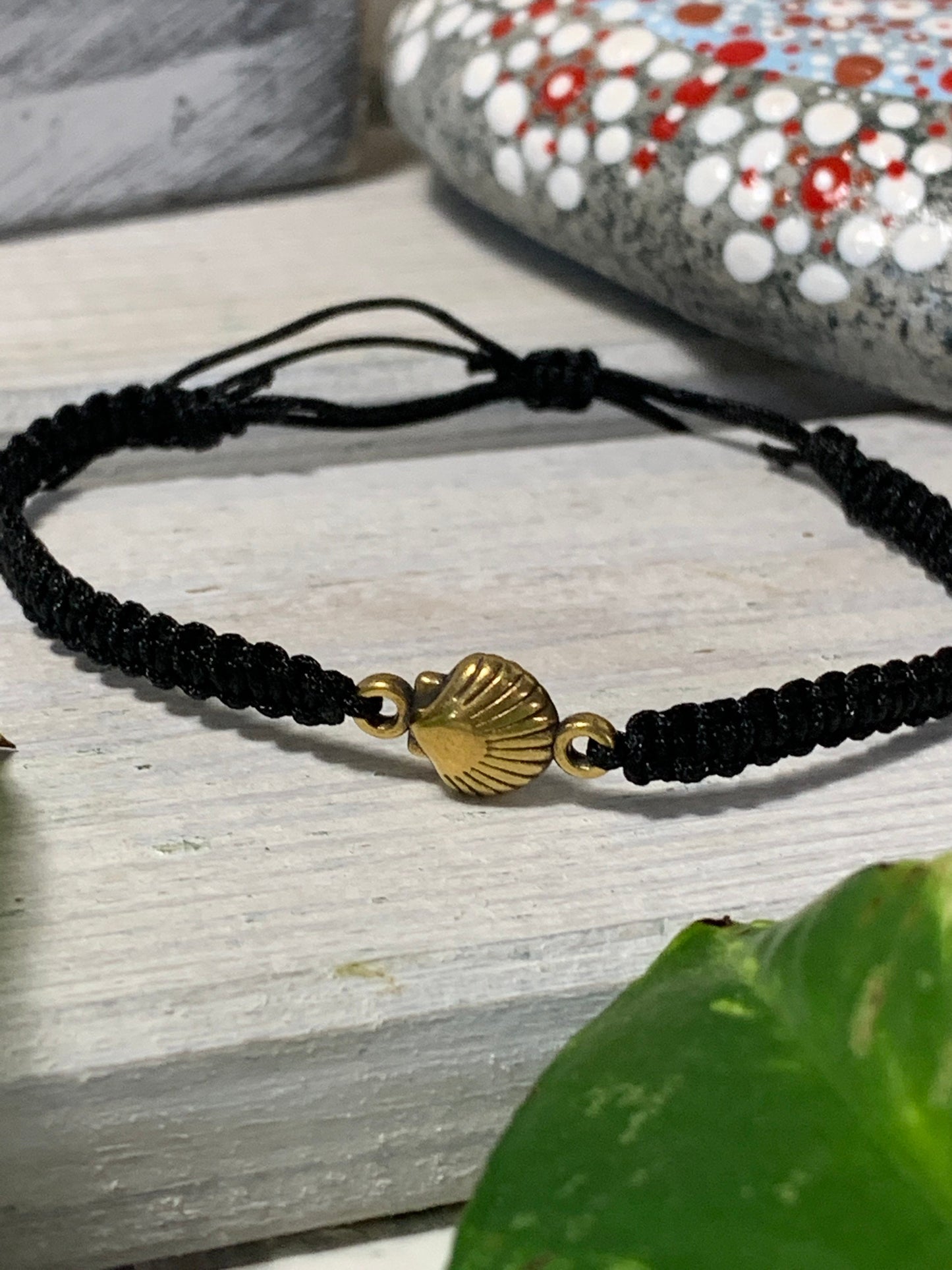 Makrameearmband Freundschaftsarmband Schmuck Armband mit goldfarbenes Edelstahl Anhänger kleine Muschel