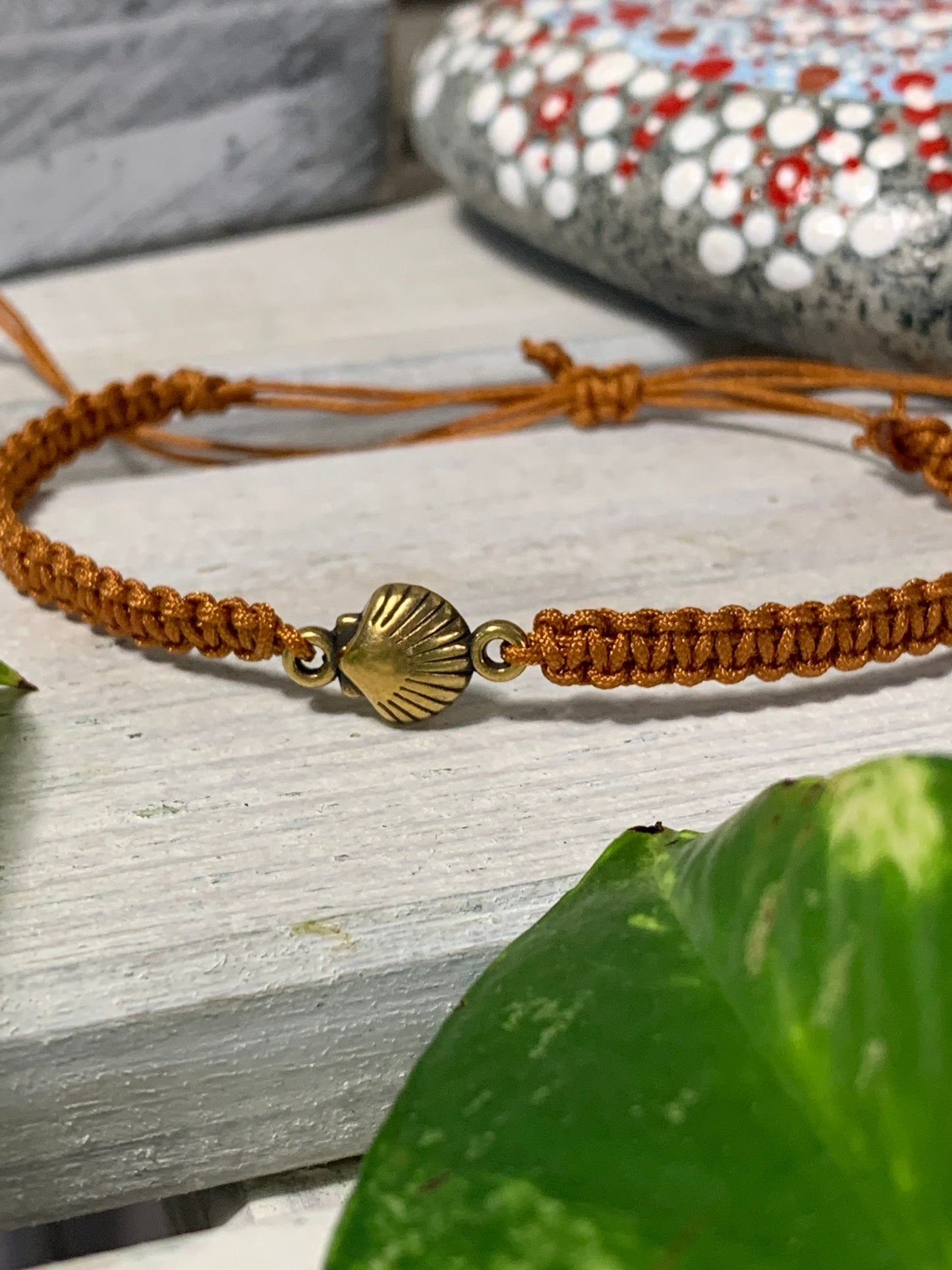 Makrameearmband Freundschaftsarmband Schmuck Armband mit goldfarbenes Edelstahl Anhänger kleine Muschel